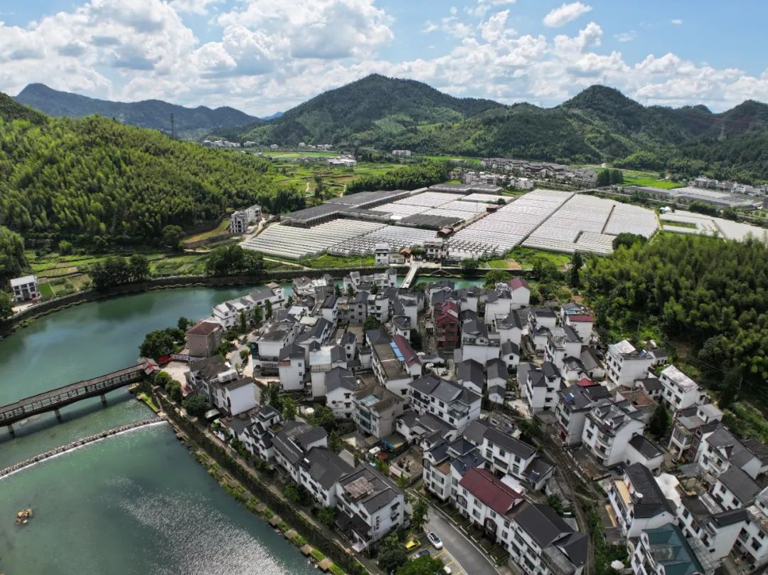 中國(guó)綠色時(shí)報(bào)頭版頭條：浙江實(shí)施“千萬工程”20年 繪就美麗中國(guó)農(nóng)村畫卷